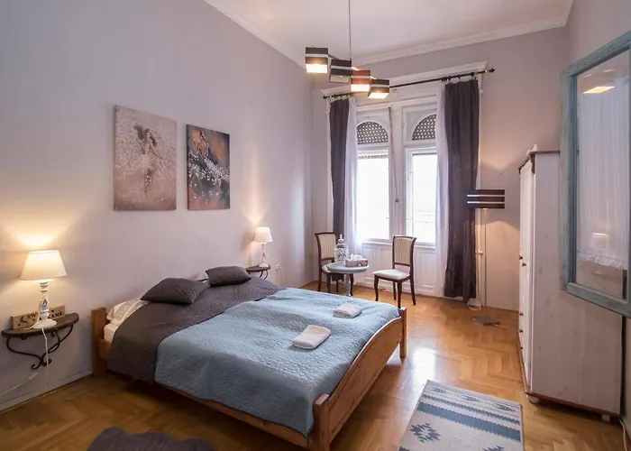 Belvarosi Vintage Apartman A Setaloutcan