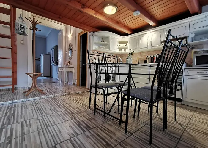 Belvarosi Vintage Apartman A Setaloutcan