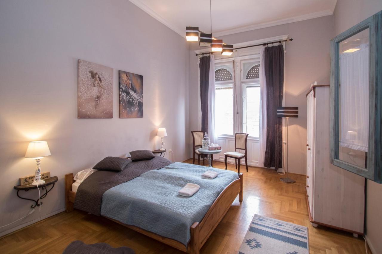 Belvarosi Vintage A Setaloutcan Apartment