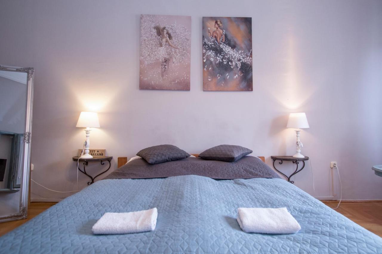 Belvarosi Vintage A Setaloutcan Apartment