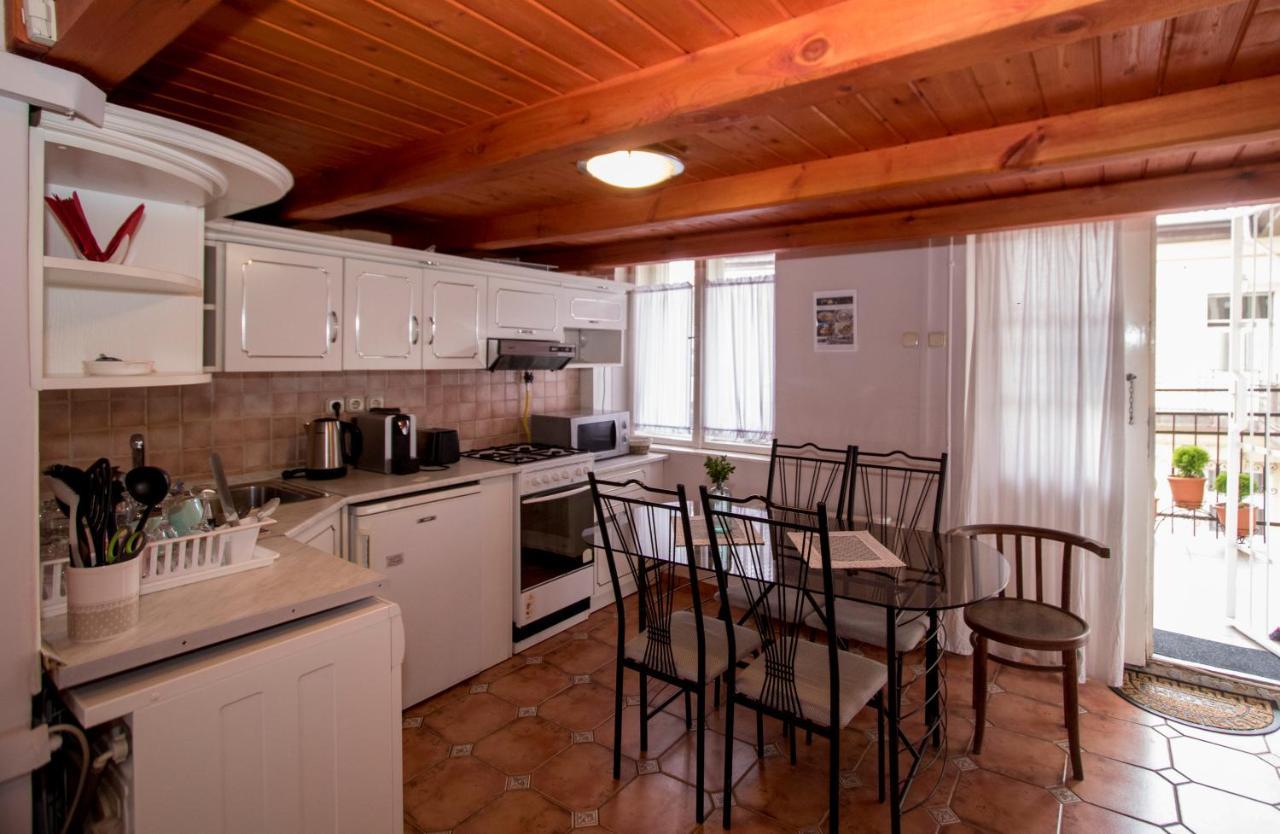 Belvarosi Vintage A Setaloutcan Apartament *
