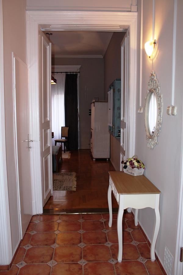 Belvarosi Vintage A Setaloutcan *